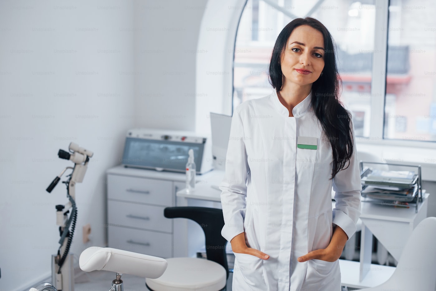 Dentista responsável pela clínica, sorrindo em consultório moderno